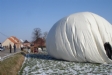 Vlak na de landing van de Belgica II gasballon met piloot Gino Ciers