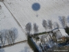 De schaduw van de ballon op het sneeuwlandschap