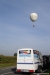 De gasballon Belgica II vaart net boven zijn volg aanhangwagen