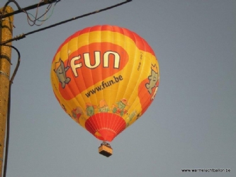 Onze luchtballon van FUN tijdens een ballonvaart in de regio van Gent (ovl)