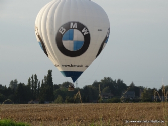 De BMW warmeluchtballon in vlucht